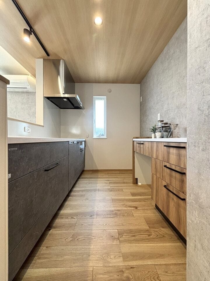 カップボード施工済みで収納力も充実したキッチン!天井には木目を取り入れ、ナチュラルで温かみのある雰囲気に仕上げています◎