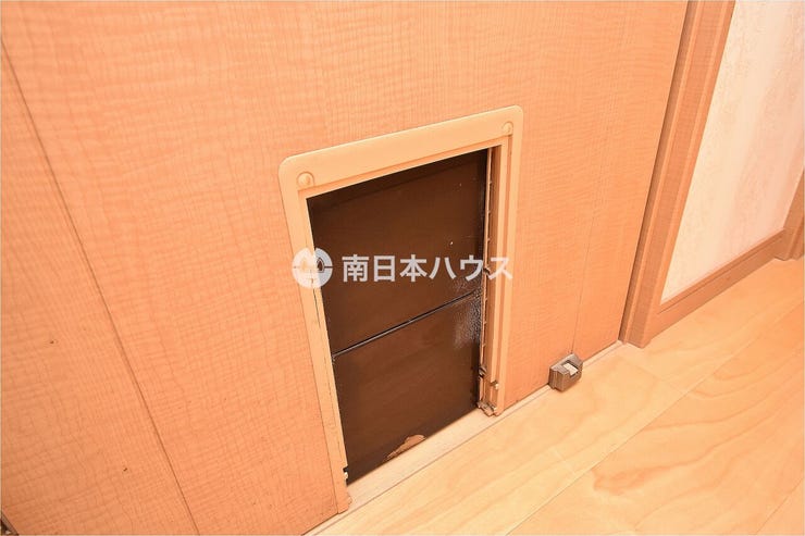 ペットが室内を行き来しやすい壁付けのペットドア。住まい方に合わせて活用しやすそうです。