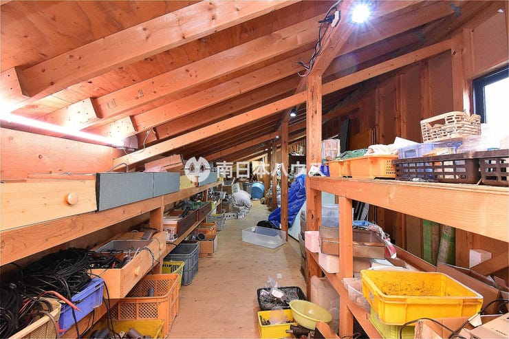 附属建物の車庫、倉庫スペースです