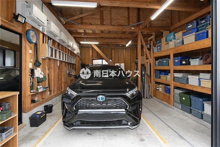 附属建物の車庫、倉庫スペースです