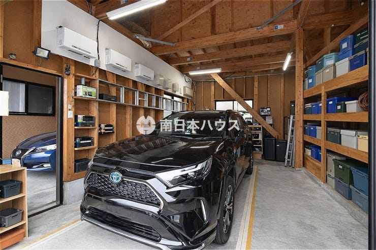 附属建物の車庫、倉庫スペースです