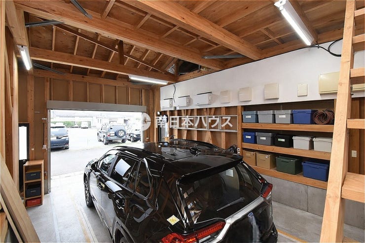 附属建物の車庫、倉庫スペースです