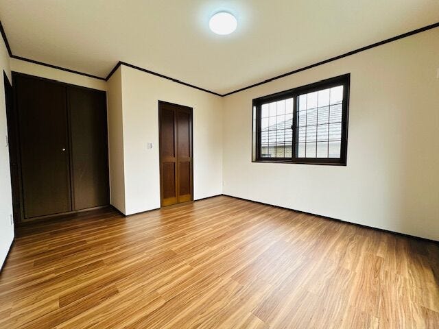 2階洋室9帖 格子付きの腰高窓が
上品な雰囲気を漂わせています