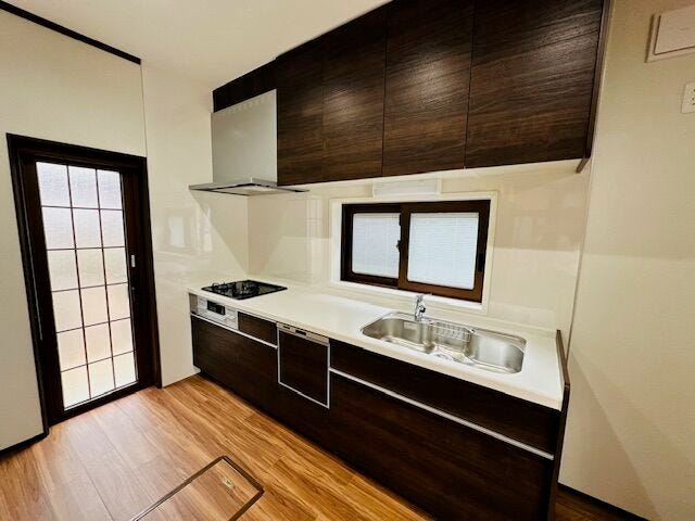 落ち着いた雰囲気のキッチンです。
明るさと広さもあり動きやすい!