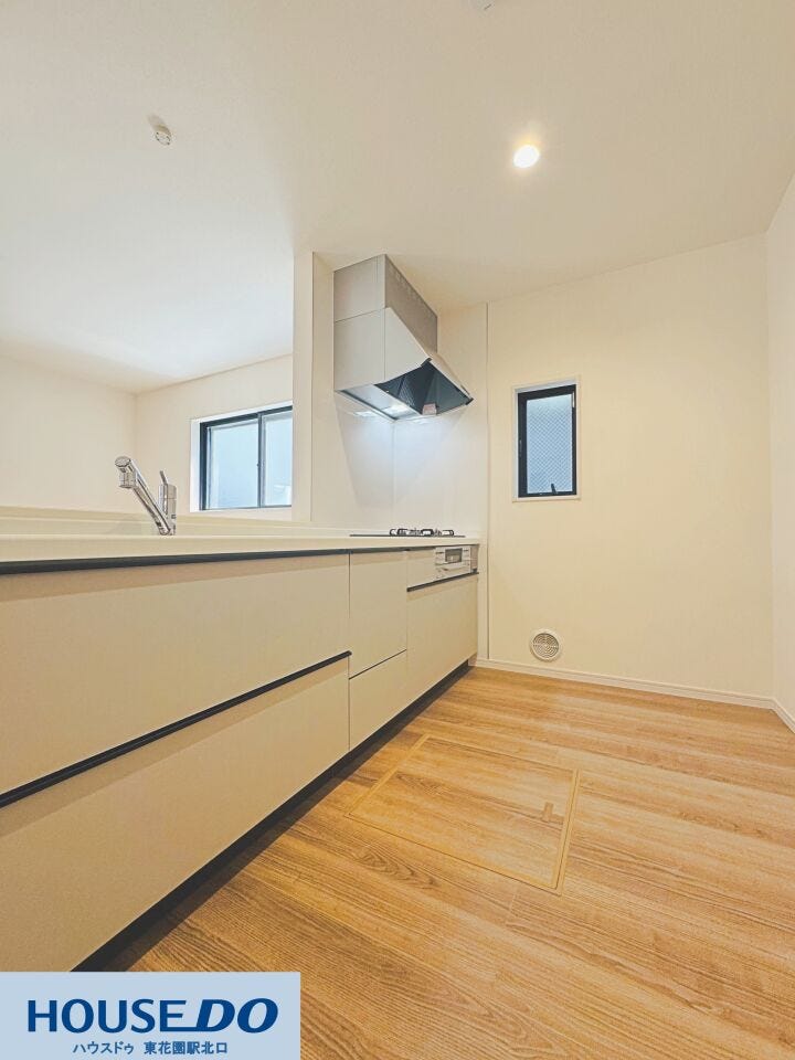 小窓から明るい光が差し込む、爽やかな空間です♪2wayの動線で家事効率もアップ☆リビングにいるご家族とも自然と会話が弾む、快適なキッチンスペースです!