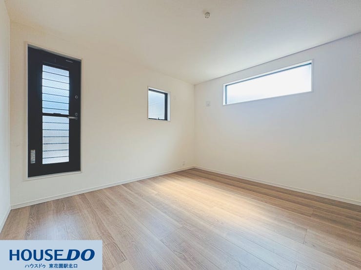 複数の窓から心地よい風と光が通り抜ける、風通しの良いお部屋です♪落ち着いた色合いのインテリアが映える、ゆったりと寛げるプライベート空間です☆
