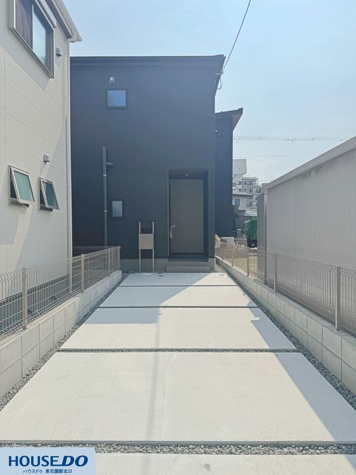 お車の駐車はもちろん、自転車置き場としてもゆったり使える駐車スペースです♪日当たりも良く、毎日の車の出し入れもスムーズに行えます☆