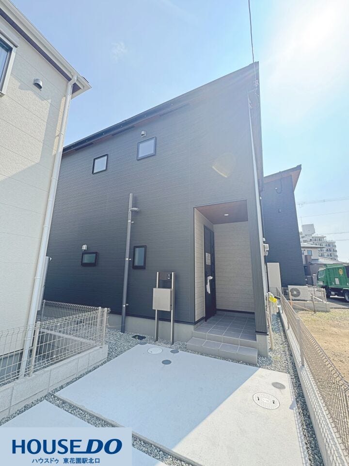 すっきりと落ち着いた佇まいの玄関アプローチです♪プライバシーに配慮された設計で、毎日の行き帰りが楽しみになるような清潔感あふれる空間です☆