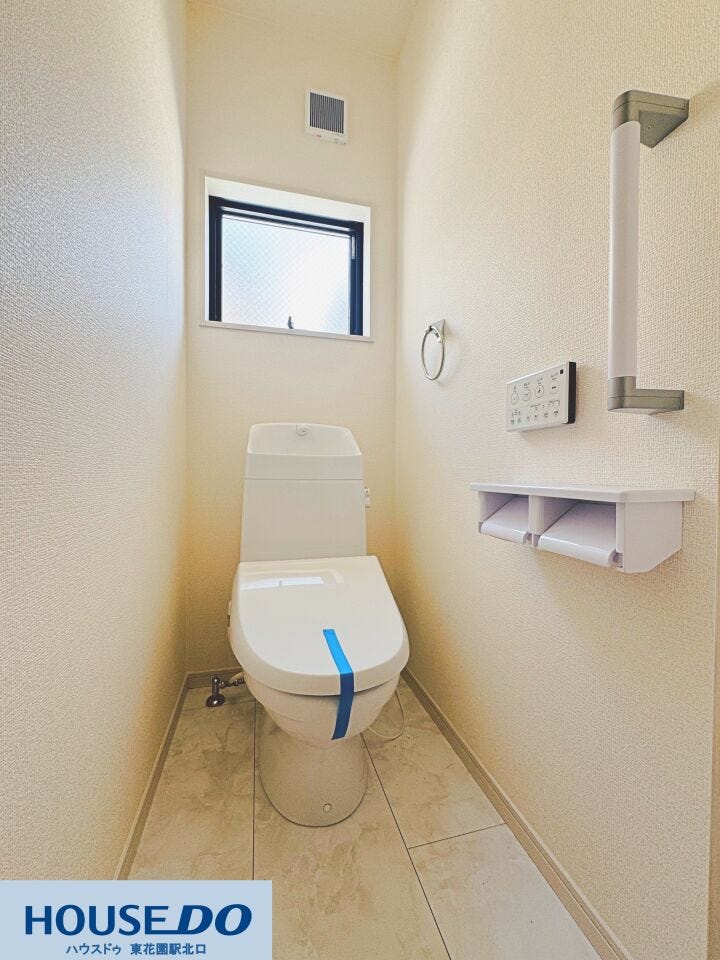 清潔感のある、快適な温水洗浄便座付きトイレです♪窓付きで明るく、換気も良好☆手すりも付いており、どなたにも使いやすい設計です!