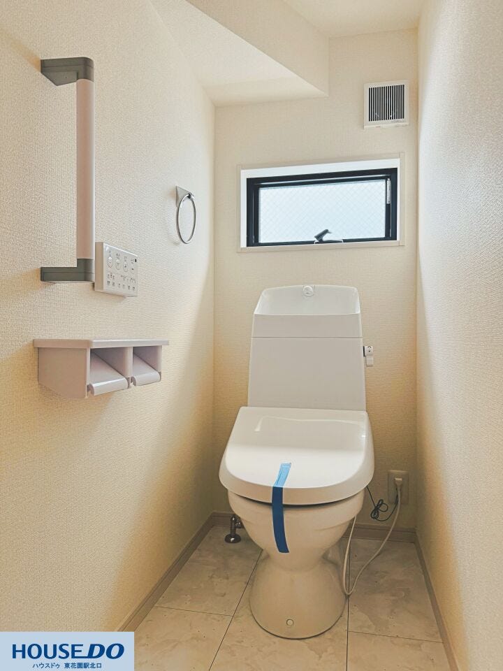 清潔感のある、快適な温水洗浄便座付きトイレです♪窓付きで明るく、換気も良好☆手すりも付いており、どなたにも使いやすい設計です!