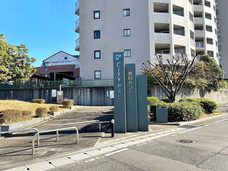 敷地内には公園やコミュニティセンターなどの施設やカメラ付きオートロックなど設備も充実したマンションです。