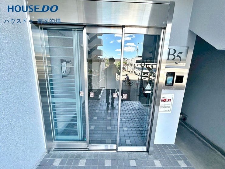 エントランスにはベビーカーや車いすでもスムーズに出入りできるスロープがあります