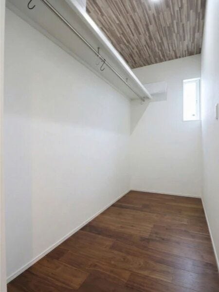 一目で物が探せるI型ウォークインクローゼット!※画像一部家具消し加工