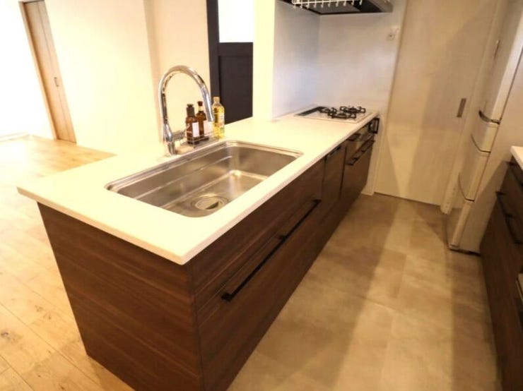 対面キッチンなのでリビングにいる家族の様子が確認できたり、テレビを見ながら家事ができちゃいます(^^)/ ※画像一部家具消し加工