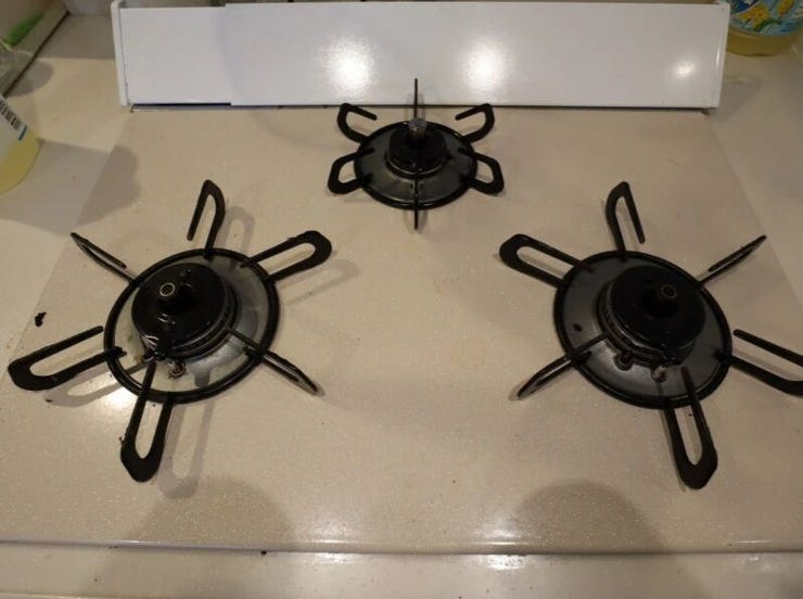 炒め物が美味しく作れるガス火キッチン!汚れもふき取りやすいデザインになっています♪