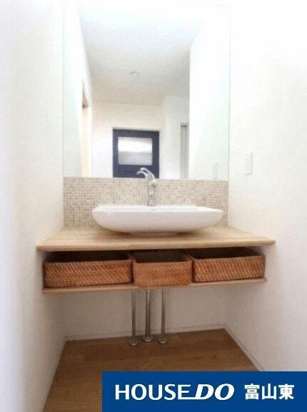 大きな鏡の独立洗面台♪水回りがまとまった間取りで家事がしやすい(^^)/ ※画像一部家具消し加工