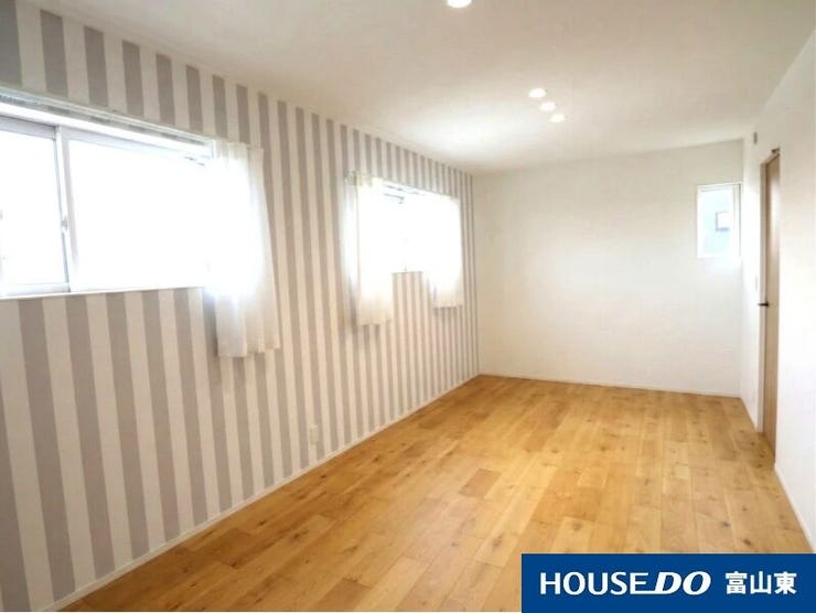 お子様の成長に合わせて間仕切り可能な10.8帖の洋室!ストライプ柄のクロスが可愛い♪※画像一部家具消し加工