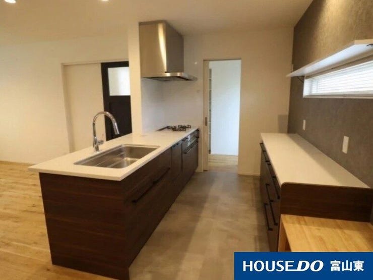 視界を遮らないフラットキッチン!リビングがより広く感じます◎ ※画像一部家具消し加工