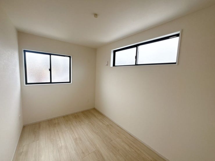 コンパクトなデスクとチェアを置いて、自宅での作業や勉強のための集中スペースとしても活用できます!