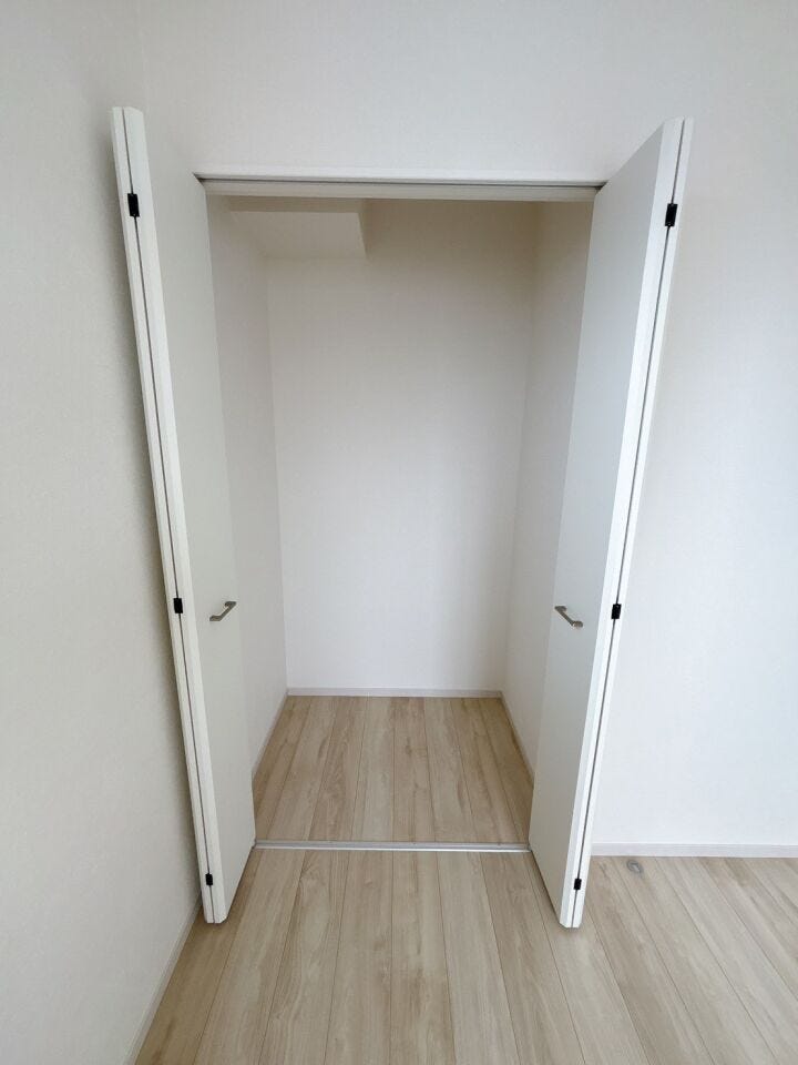 扉付きのクローゼットは中を隠せるため、生活感を抑えた洗練された印象を保ちやすいです!