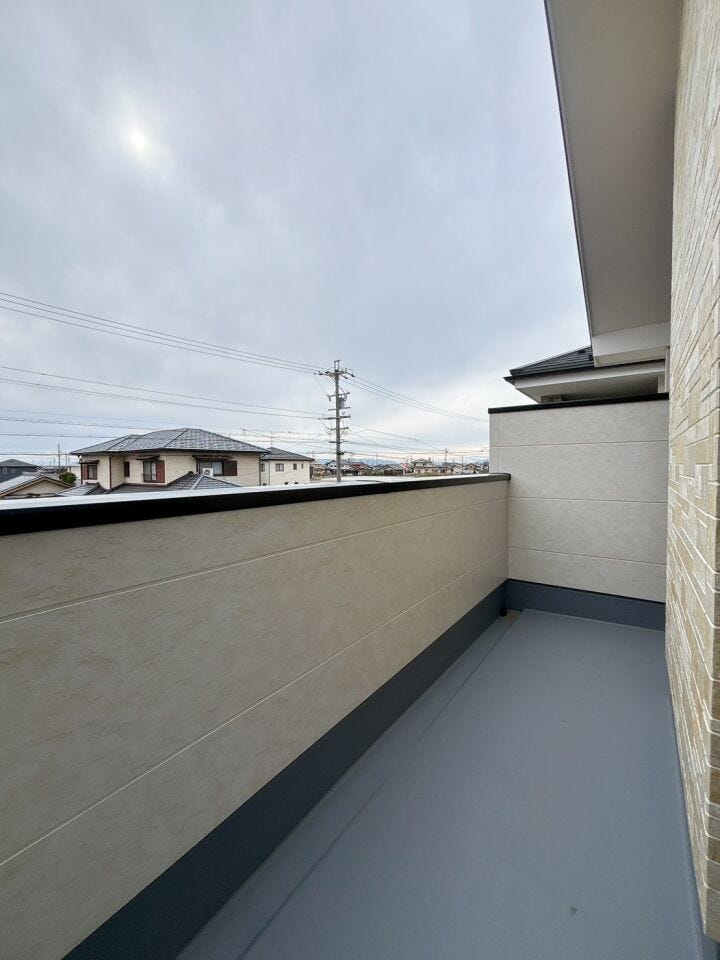 南に面したバルコニーは陽当りがよく、洗濯物が乾きやすいです♪