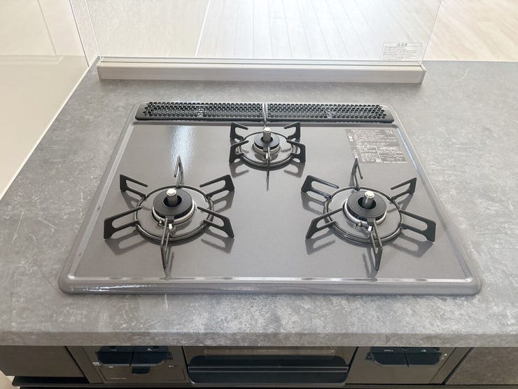三口コンロは大人数分の料理を手早く準備する際に便利です!大家族の方やパーティーやイベントのときにも活躍します!