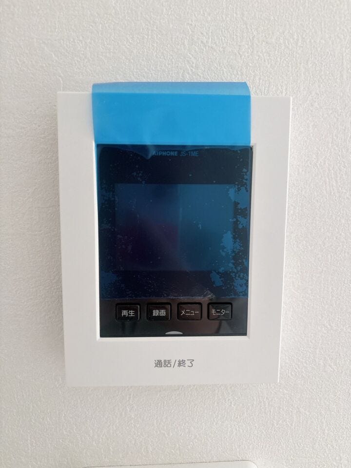 モニター付きインターホンはドアを開ける前にモニターで訪問者の顔を確認できるため、安全性が向上します!