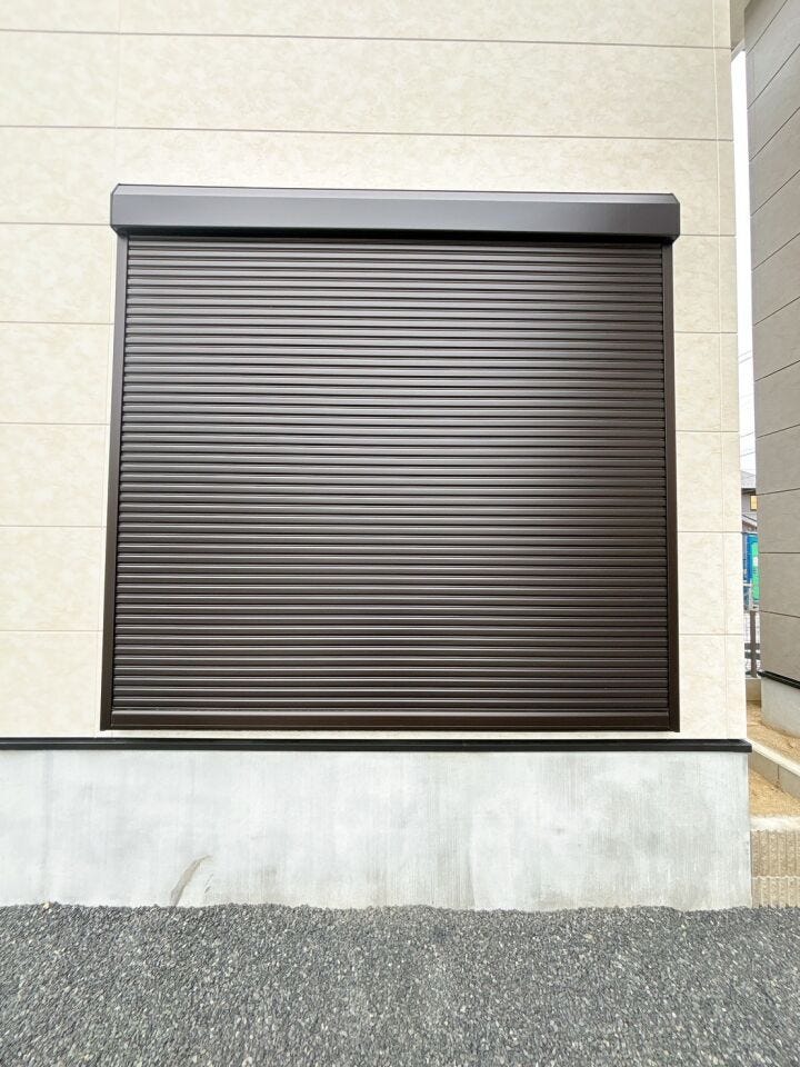 雨戸とシャッターを組み合わせることで、強風や大雨などの悪天候にもより効果的に対応できます。家屋の保護能力が向上します!
