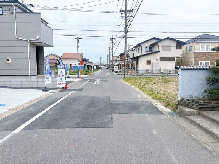 大型車や多くの車両が通行することが少なく、静かで落ち着いた環境が得られます。特に小さなお子さんがいる家庭では安心です!