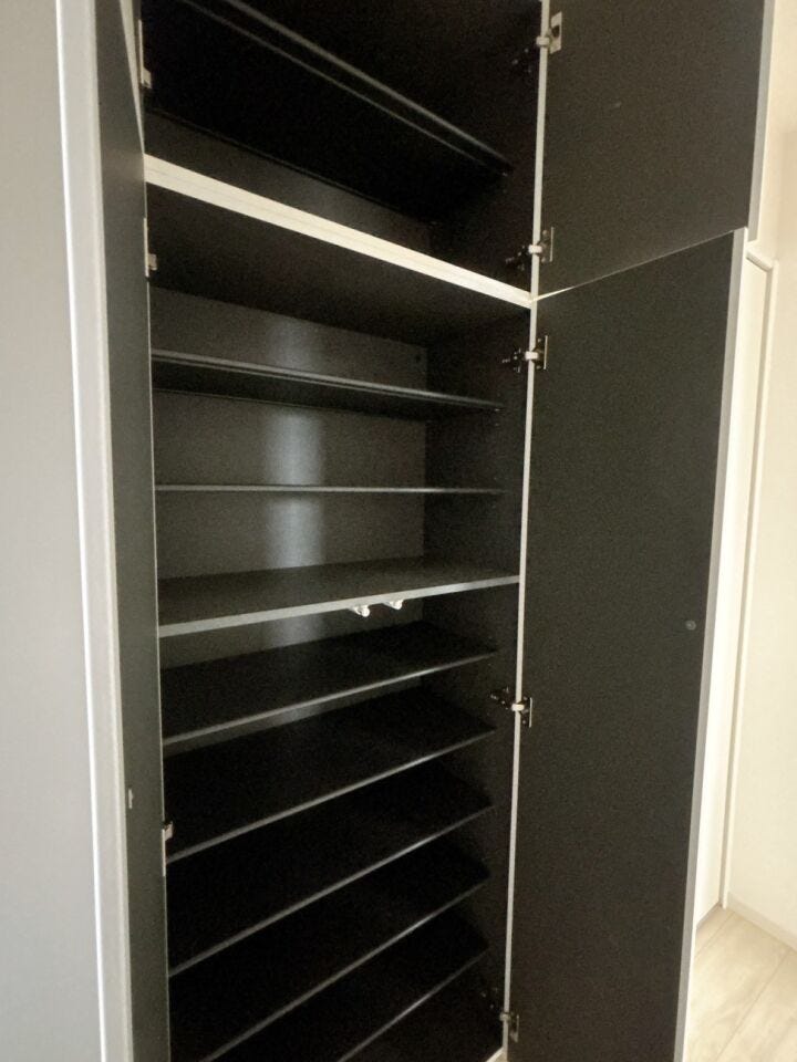 大容量のシューズボックスで靴の種類や季節に応じて多くの靴を収納でき、家族全員分の靴を一箇所にまとめて管理できます♪