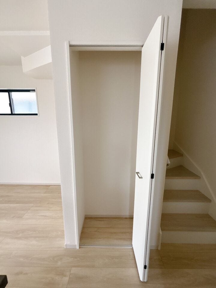 食材や食器類など自分好みに収納できるパントリー♪