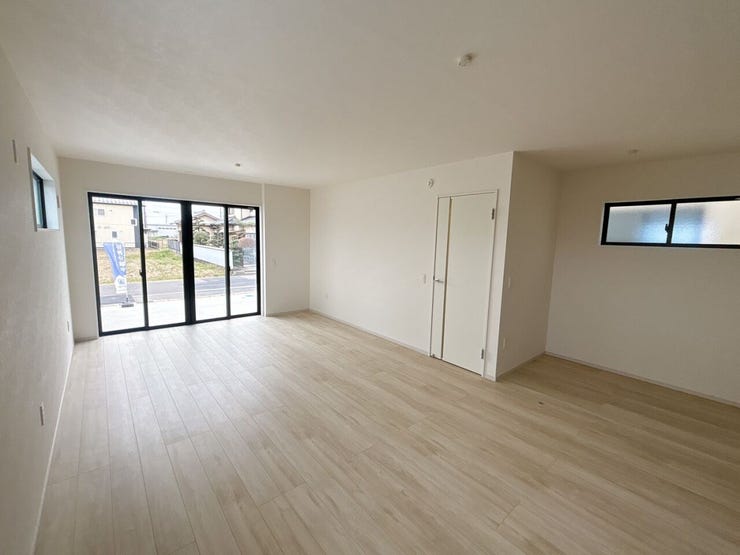 20帖のリビングは家具や通路を確保しても十分な広さがあり、空間に開放感と余裕を感じながら生活できます♪