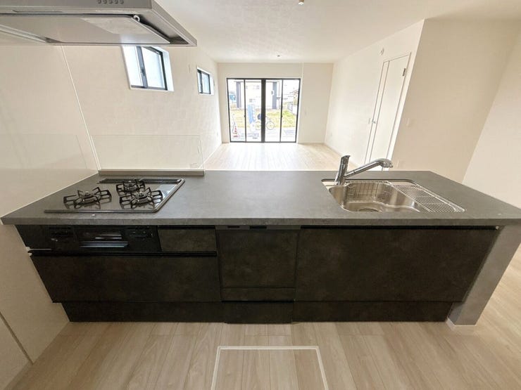 システムキッチンは調理に必要な道具を最小限の動きで取り出せるよう、使い勝手も工夫されており、収納力と収納のしやすさを同時に備えています!