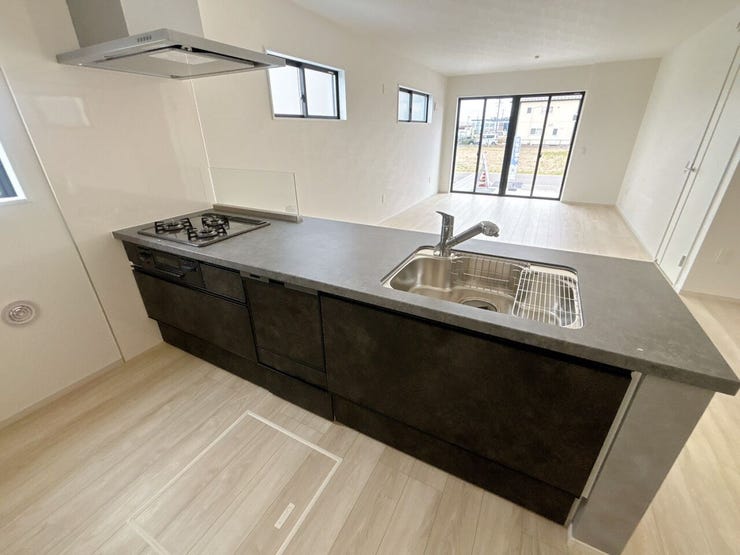 カウンターキッチンはリビングにいる家族の様子を見ながら調理できるため、小さなお子様がいるご家庭にもおすすめです♪