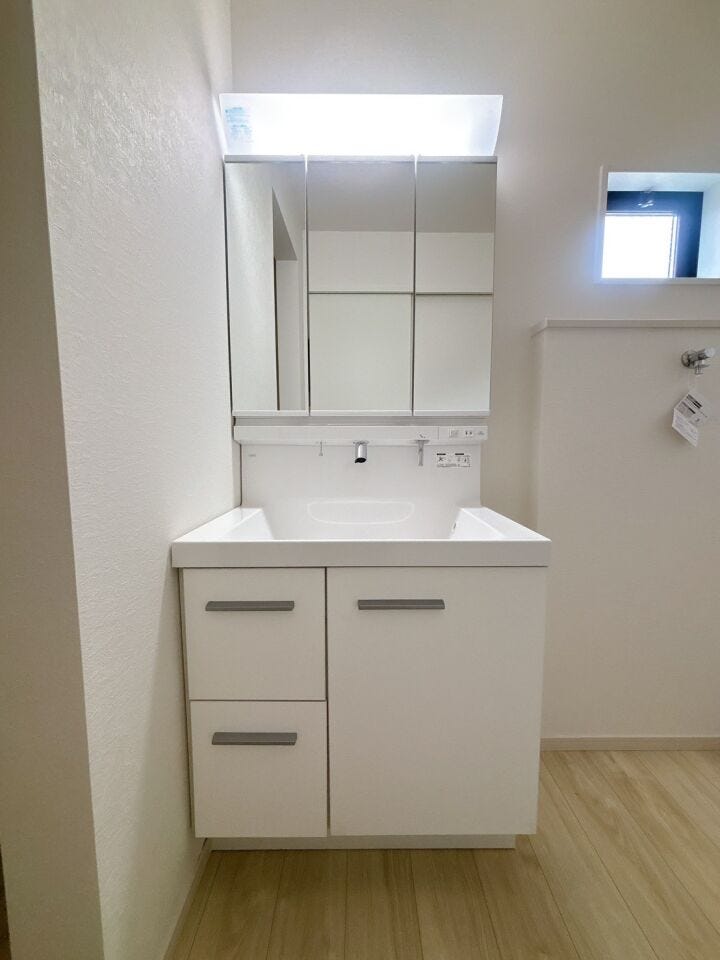 三面鏡付き洗面台は鏡の裏に大容量の収納があり、収納物を隠すことが出来ます!