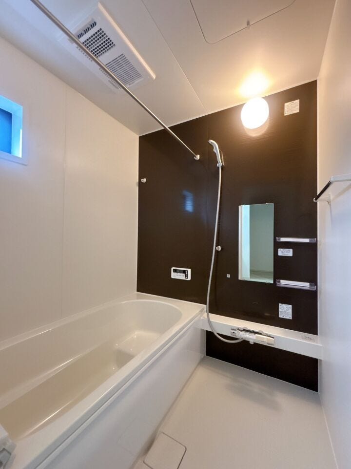 浴室に物干し竿があるため室内で洗濯物を干すことができ、 雨の日や寒い季節など、外に干すことが難しい場合に重宝します!