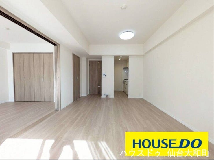 落ち着いた色味のフローリングは、様々なテイストの家具にもマッチします+*