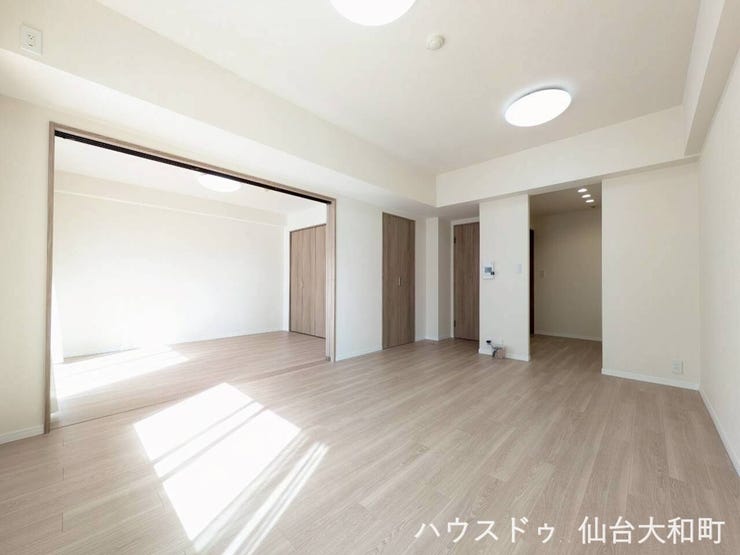 隣接する洋室の扉を開けると、大空間が生まれます