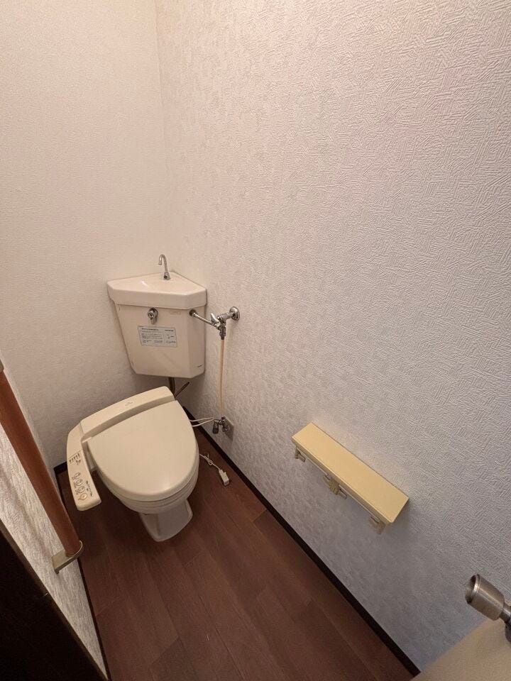 《居住フロア トイレ》
バス・トイレ別のお部屋です。