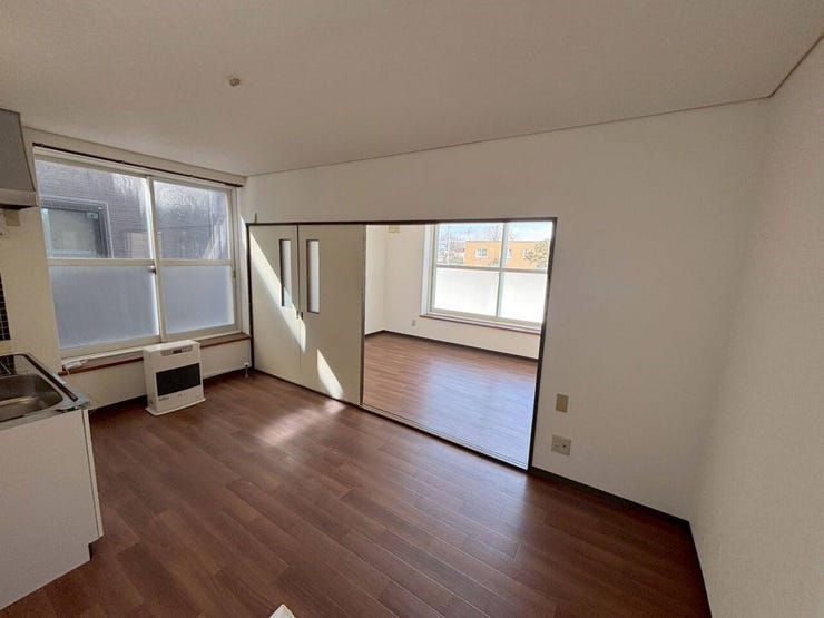 《居住フロア DK》
単身者向けの1DK!
隣接する洋室の戸を開けるとより広々とした印象に!