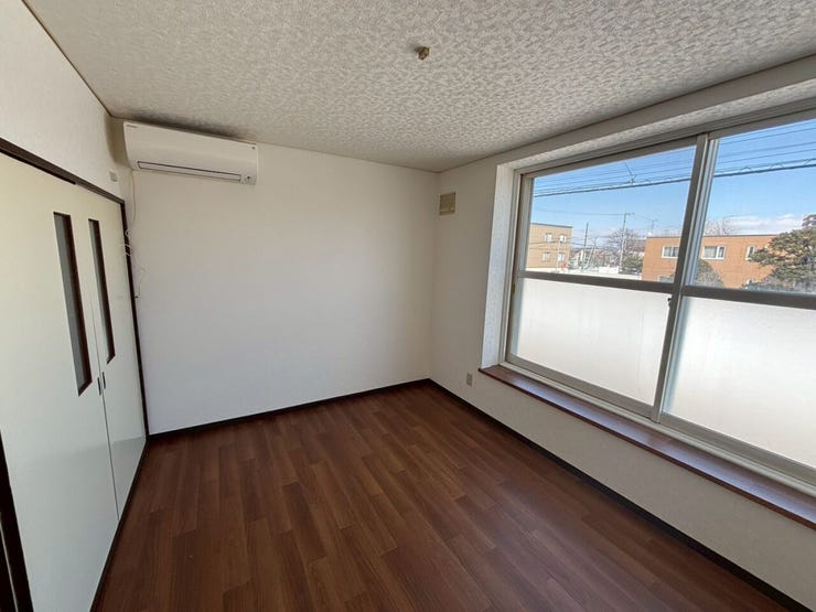 《居住フロア 洋室》
日当たり良好!エアコンがあり快適にお過ごしいただけます。