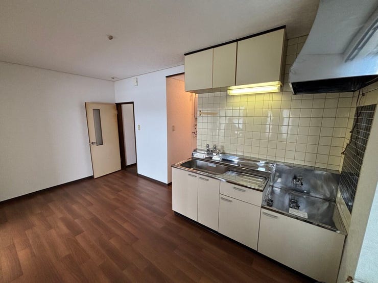 《居住フロア キッチン》
上下に収納スペースを確保。