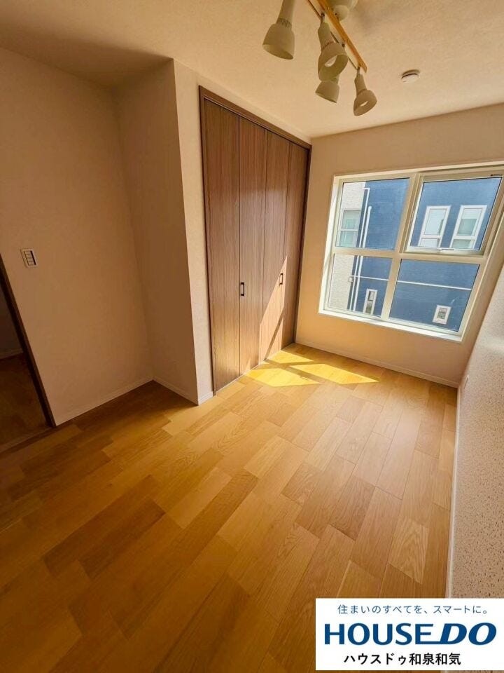 日差しもたっぷり入る気持ちのいい洋室