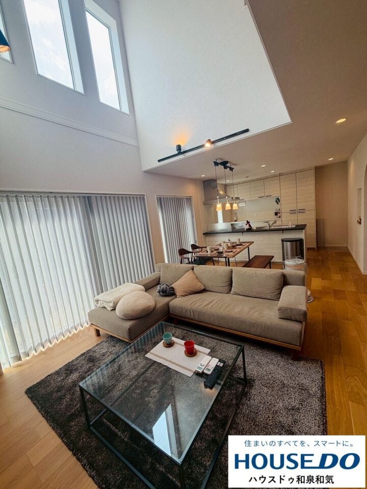 吹き抜けのあるリビングは解放感と上質な空間を演出