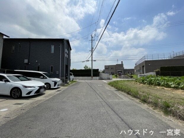 【西側南向き】幅員約6mの前面道路です。道路幅にゆとりがあるので、車種を選びません。大きめの車を乗りたい方にもオススメです。