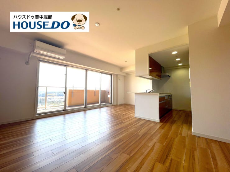 【外観】
【LDK】
約19.5帖の広々LDK!南向きバルコニーに面しており明るい室内です♪リビングとダイニング部分には床暖房もございます!