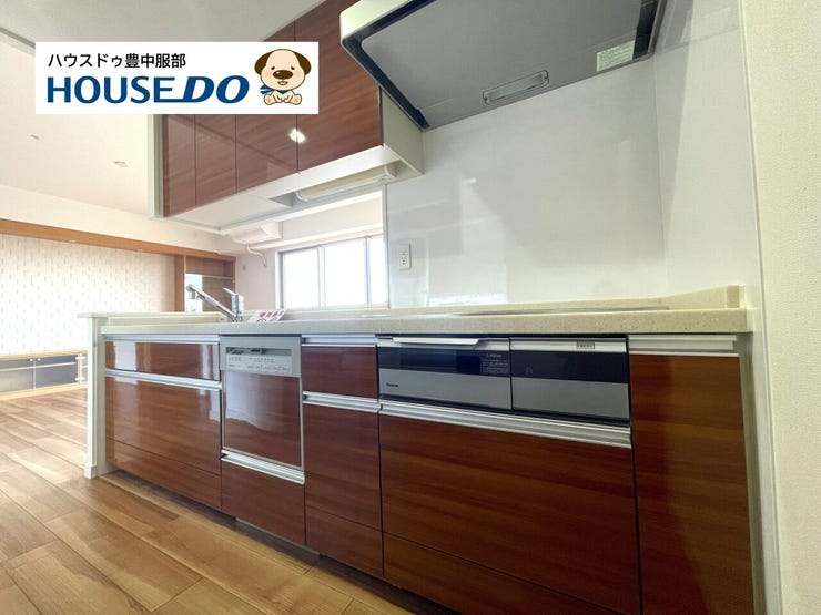 設備の整ったシステムキッチン!IHクッキングヒーター、食洗機、ディスポーザー完備。キッチン後ろには大容量のカップボードが付いています!