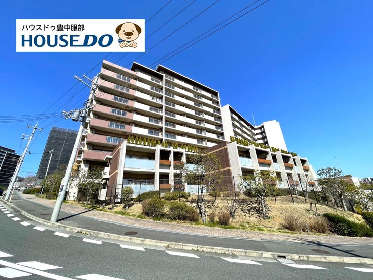 閑静な高台に位置する大規模マンション。オートロックや宅配ボックスなど設備も充実しています。周辺道路は広く整備されており、落ち着いた住環境が魅力です。