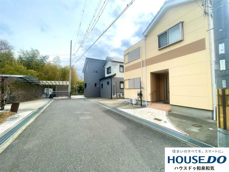 【外観】
駐車3台可能+バーベキューなども楽しめるお庭付!快適な5LDKの戸建てです!