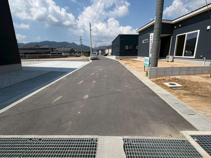 運転が苦手な方も安心!すれ違いも楽々スムーズな開放感ある前面公道です。